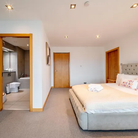 Weston's Penthouse Sleep 10, 8 Beds Free Parking *