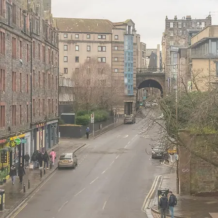 Апартаменты Charming 2-bed Flat Steps From The Royal Mile - Pass The Keys *