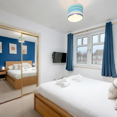 Stylish 2-bed Flat With Balcony Near Haymarket - Pass The Keys *