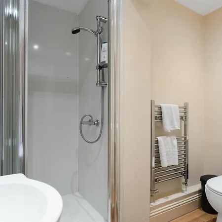 דירה Charming View With Modern Comforts אדינבורו