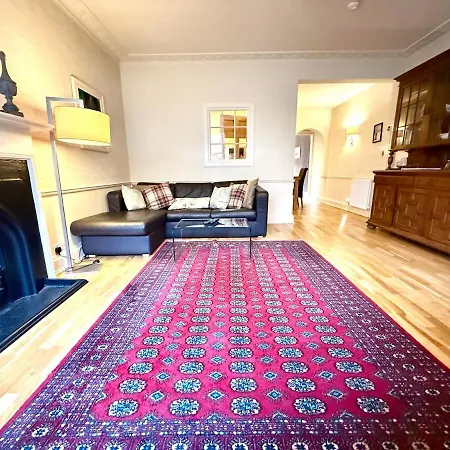 Cozy 1 Bed Garden Flat In The New Town Centre *