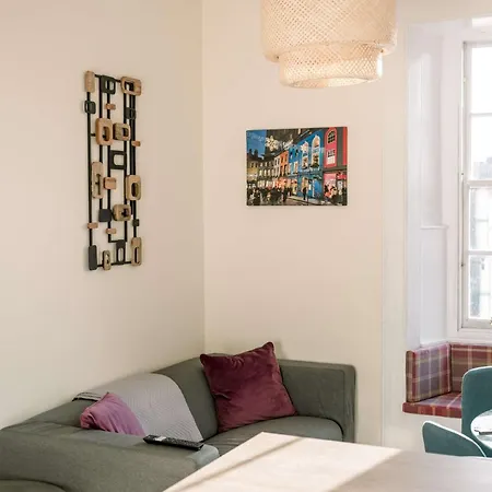3 Bed Traditional On Picturesque Victoria St Apartment Edinburgh