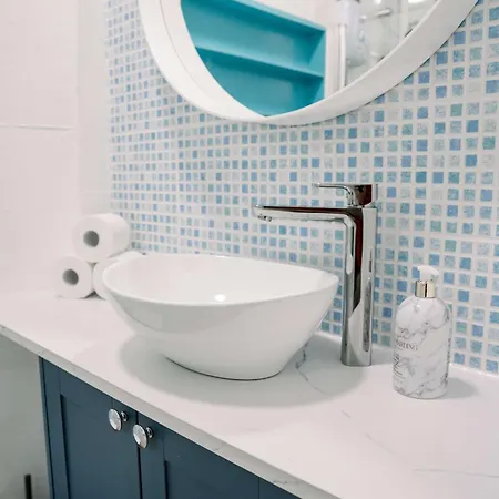 3 Bed Traditional On Picturesque Victoria St Apartman