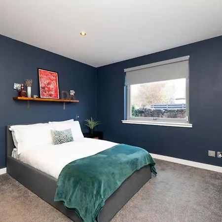 Chic 3-bedroom 2-storey House Near Centre With Free Parking *