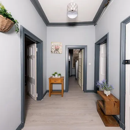 Calton Hill City-centre 3 Bdrm Apartment Edinburgh