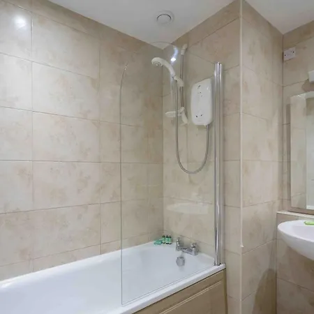 Tranquil 2 Bed Flat, Free Parking, Near Murrayfield & Centre * Edinburgh