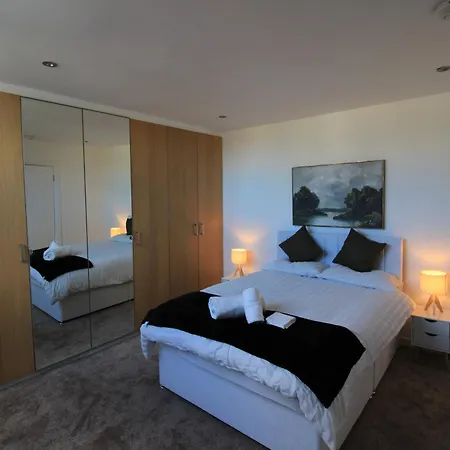 West Luxury 5 Bedroom *