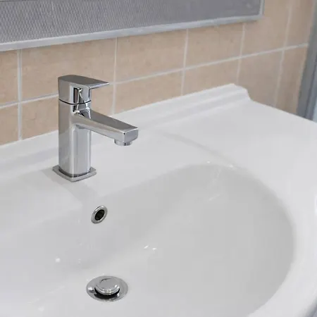 Bright 2 Bedroom Flat On Leith Walk *