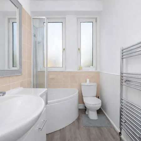 Bright 2 Bedroom Flat On Leith Walk אדינבורו