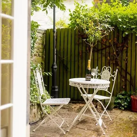 Cozy 1 Bed Garden Flat In The New Town Centre * 에든버러
