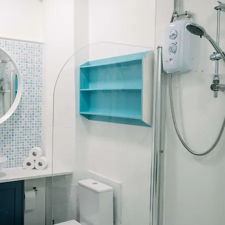 3 Bed Traditional On Picturesque Victoria St Apartman