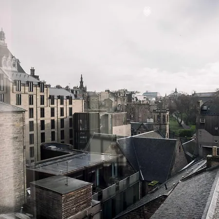 3 Bed Traditional On Picturesque Victoria St * Edinburgh