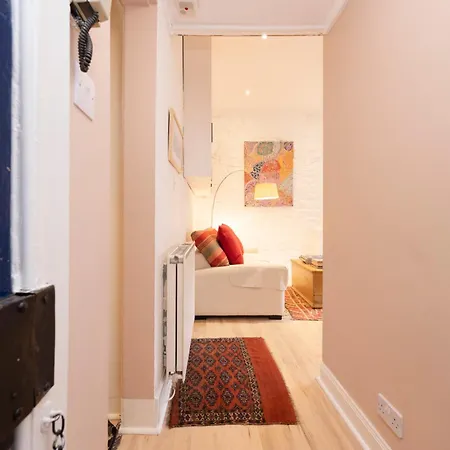 Chic 1-bedroom In New Town Daire