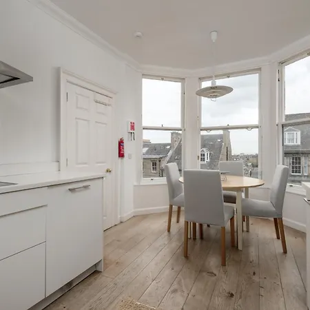 Elegant 2-bedroom In New Town Near Princes Street Apartmán