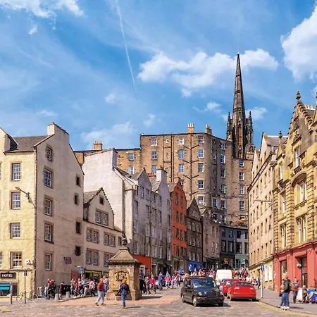 דירה Castle View Retreat