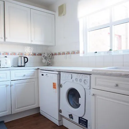 Fettes - Homely 2bd In Quiet Development Apartment