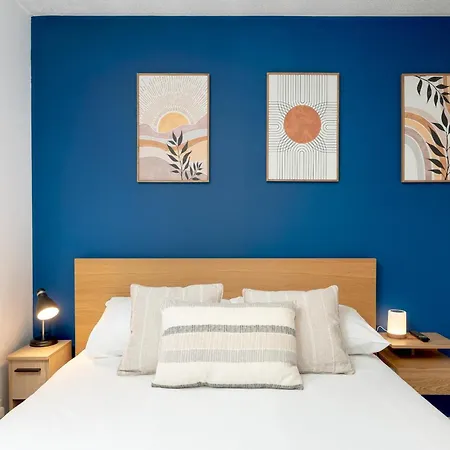 Stylish 2-bed Flat With Balcony Near Haymarket - Pass The Keys *