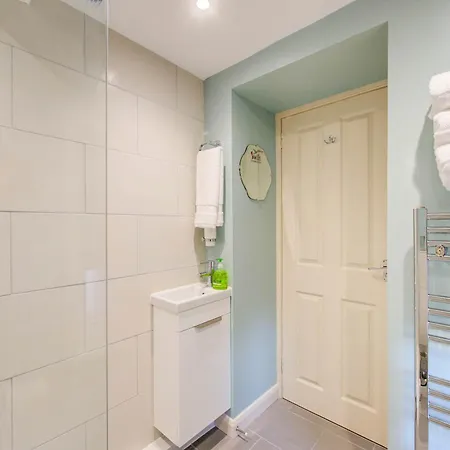 Snug 1 Bed In Edinburgh's Juniper *