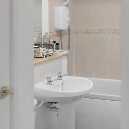 Cozy 2br With Car Parking Edinburgh