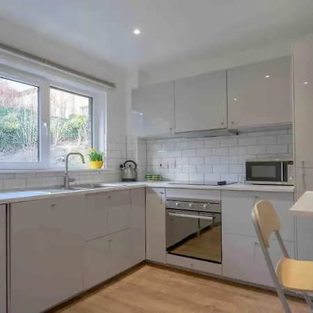 Tranquil 2 Bed Flat, Free Parking, Near Murrayfield & Centre Edinburgh