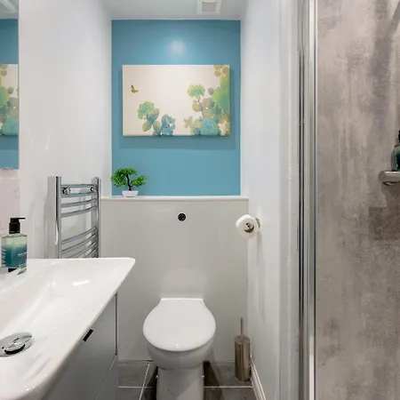 Stylish 2-bed Flat With Balcony Near Haymarket - Pass The Keys Appartamento *