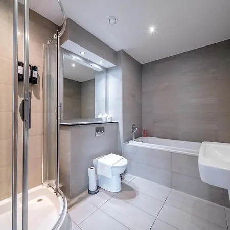 Weston's Penthouse Sleep 10, 8 Beds Free Parking Apartment *