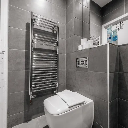 Milton's Place Sleeps 5, 10 Minutes Walk To Royal Mile אדינבורו