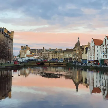 Spacious, Sunny Leith דירה *