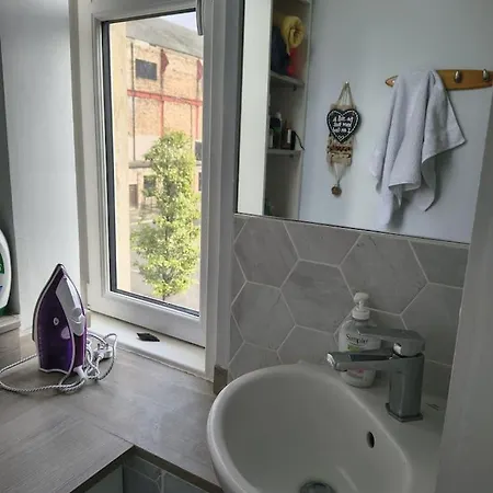 Charming Flat For Couples & Families דירה *