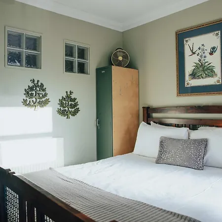 Snug 1 Bed In Edinburgh's Juniper Apartment *