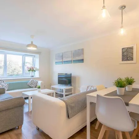 Tranquil 2 Bed Flat, Free Parking, Near Murrayfield & Centre Apartmán