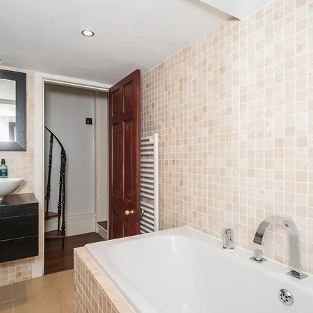 Georgian Elegance With Patio Garden West End - Pass The Keys דירה אדינבורו