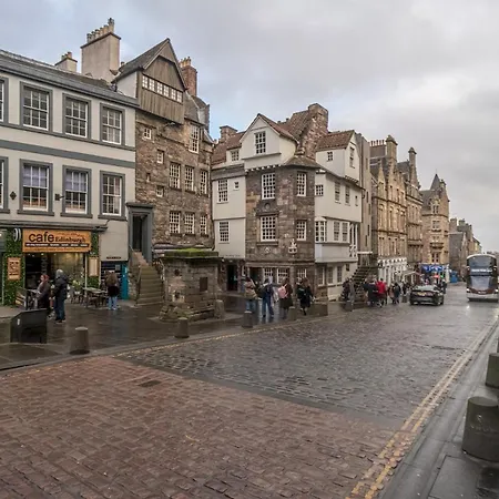Апартаменты Charming 2-bed Flat Steps From The Royal Mile - Pass The Keys *