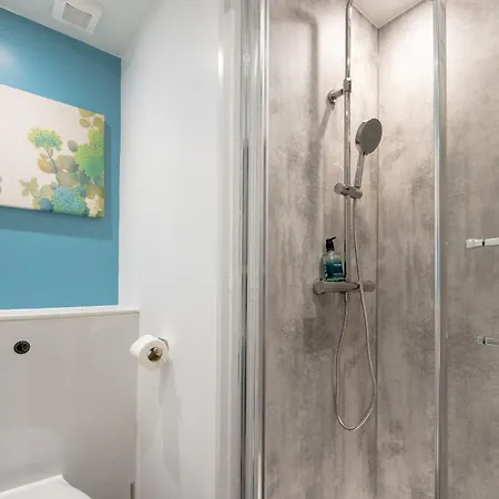 Stylish 2-bed Flat With Balcony Near Haymarket - Pass The Keys شقة *