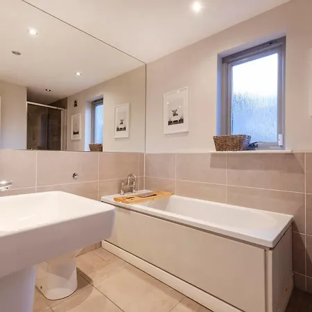 Chic 3-bedroom 2-storey House Near Centre With Free Parking Apartment Edinburgh