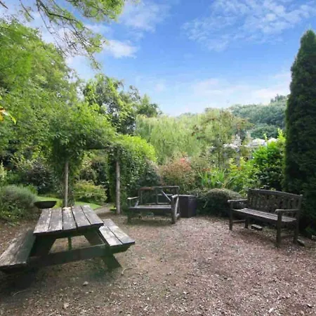 Tranquil 2 Bed Flat, Free Parking, Near Murrayfield & Centre Edinburgh