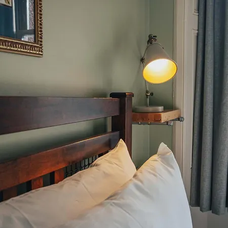 Snug 1 Bed In Edinburgh's Juniper Daire Edinburgh