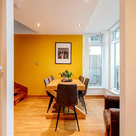 Weston's Penthouse Sleep 10, 8 Beds Free Parking Edinburgh
