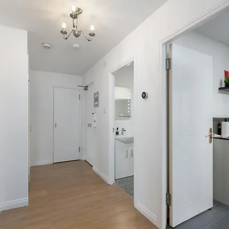 Stylish 2-bed Flat With Balcony Near Haymarket - Pass The Keys Апартаменты *