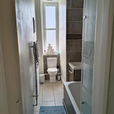 Charming Flat For Couples & Families דירה *