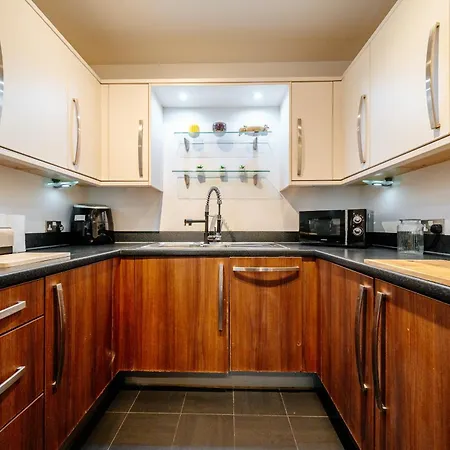 Weston's Penthouse Sleep 10, 8 Beds Free Parking * Edinburgh