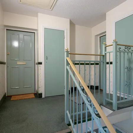 Stylish 2-bed Flat With Balcony Near Haymarket - Pass The Keys Апартаменты