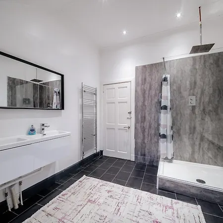 Percys Place Sleep 10, 15 Minute To Centre Free Parking Apartment *