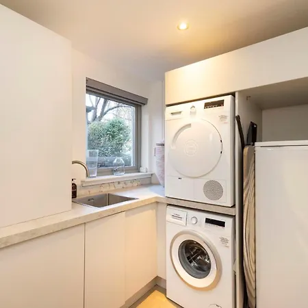 Chic 3-bedroom 2-storey House Near Centre With Free Parking