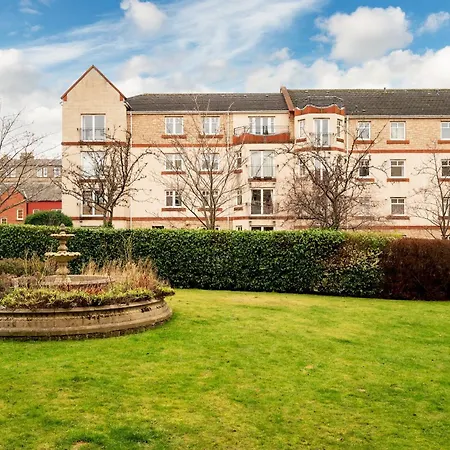 Stylish 2-bed Flat With Balcony Near Haymarket - Pass The Keys Апартаменты *