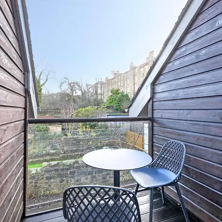 Chic 3-bedroom 2-storey House Near Centre With Free Parking Apartment Edinburgh