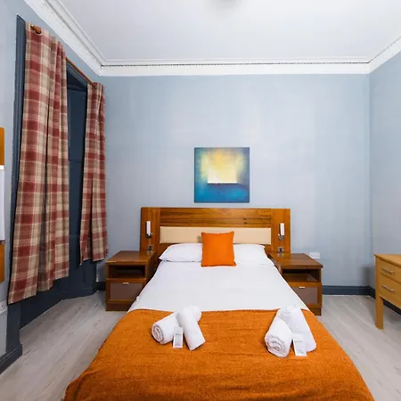 Lovely By Calton Hill 에든버러