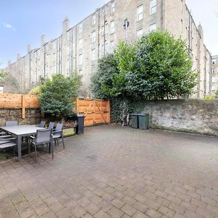 Chic 3-bedroom 2-storey House Near Centre With Free Parking