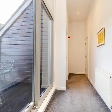 Chic 3-bedroom 2-storey House Near Centre With Free Parking Apartment *