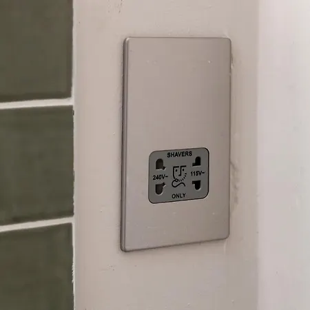 Victorian - Centre - Free Car Space